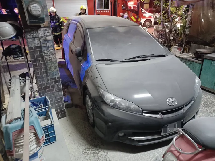 被害人住家遭丟擲汽油彈縱火，幸好無人傷亡。讀者提供