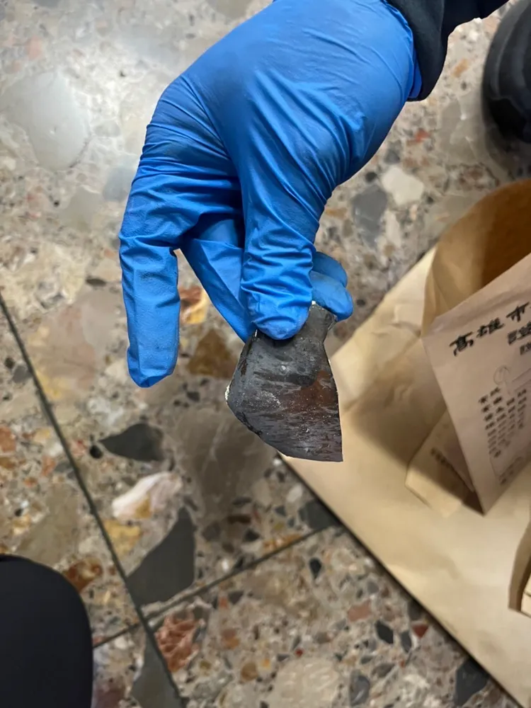 警方在現場找到拖把棉絮及米酒瓶碎片。讀者提供