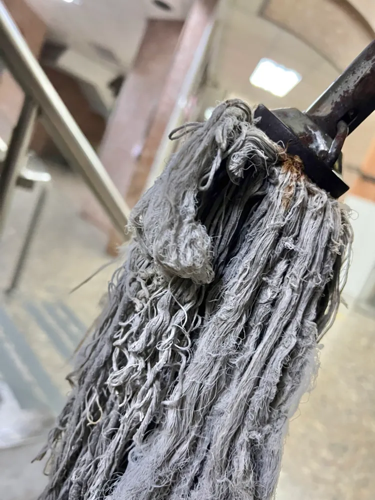 警方在嫌犯葉姓男子住處查獲用來製造汽油彈的拖把。讀者提供