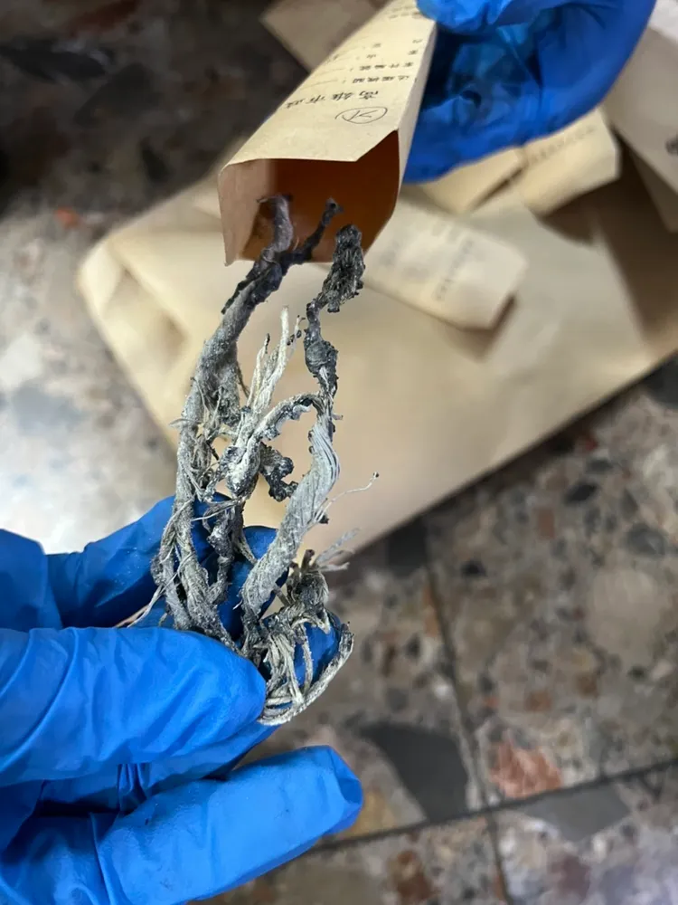 警方在現場找到拖把棉絮及米酒瓶碎片。讀者提供