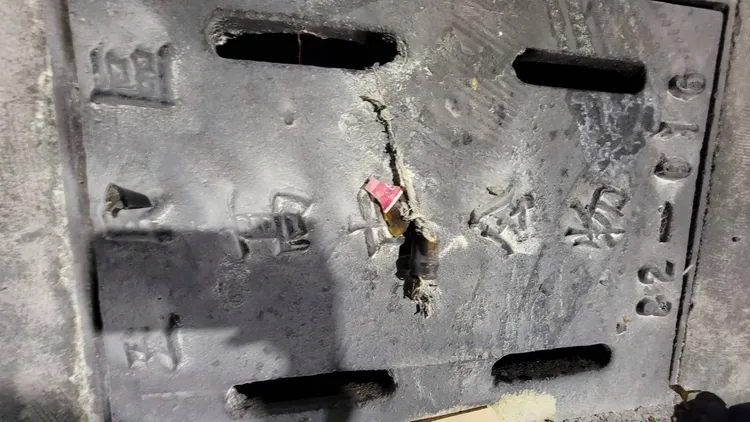 警方在現場找到拖把棉絮及米酒瓶碎片。讀者提供