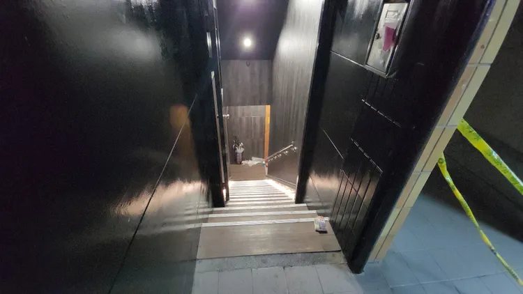 招待所位於地下室。黃仲瑜攝