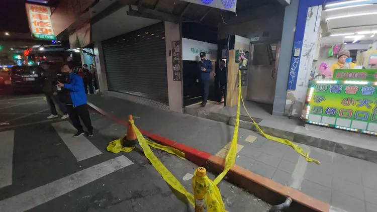 外面人行道跟馬路都是血跡。黃仲瑜攝