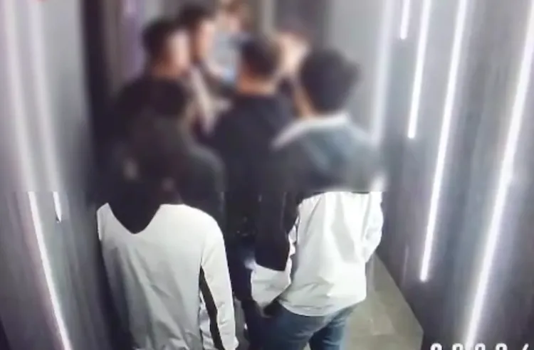 雙方在走廊就曾起第一波衝突。翻攝畫面