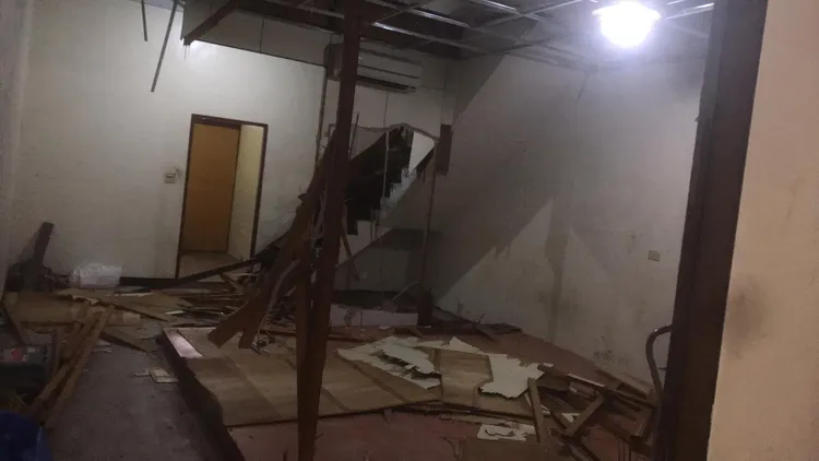 網友指出前往客戶家中裝潢勘查時，發現掉下一包金子。翻攝臉書社團《靈異公社》