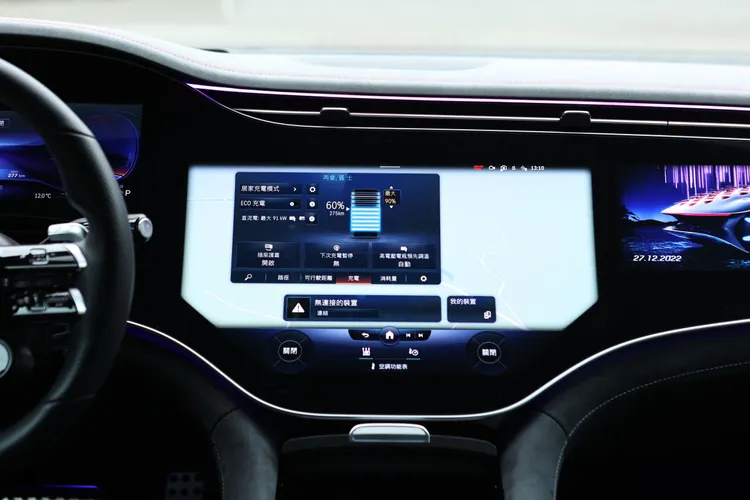 17.7 吋 OLED 高畫質觸控螢幕十足炫目，並具備強大功能。翁玉信攝