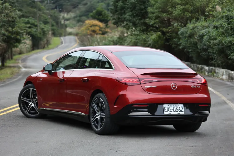 專屬尾翼暗示其性能取向。翁玉信攝