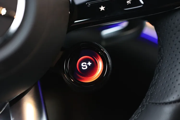 方向盤兩側設有多種行車模式快捷鍵。翁玉信攝