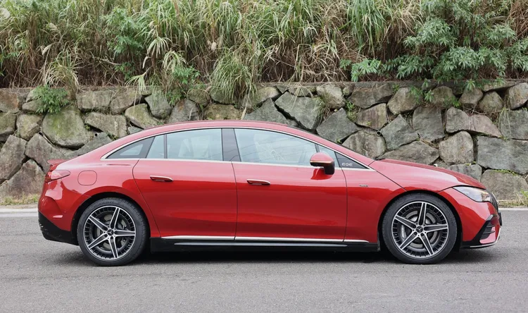 前後軸各搭載一具 PSM 馬達，採前軸三相、後軸六相電力模組 AMG 專屬高功率動力電子裝置。翁玉信攝