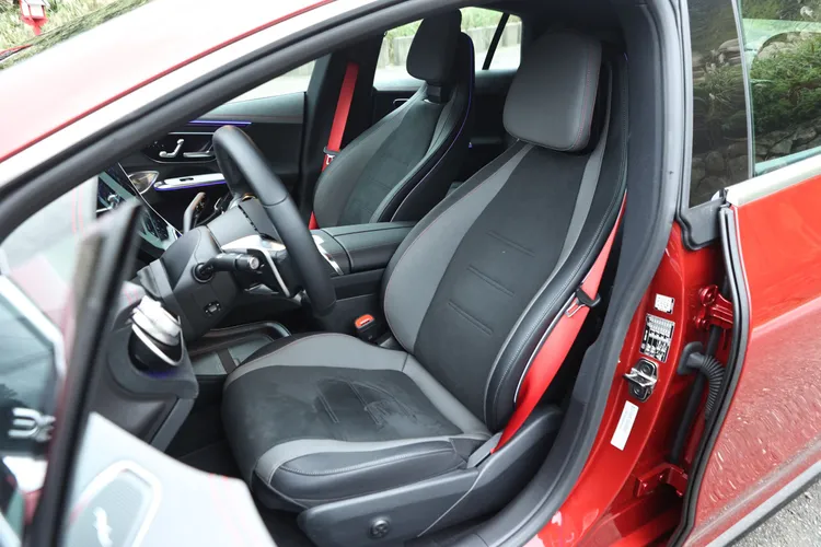 多重支撐充氣調整雙前座實際乘坐相當舒適、包覆性也相當不俗。翁玉信攝