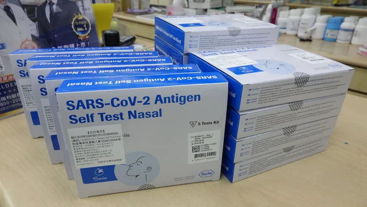 醫師建議以「每人3劑」的數量準備快篩試劑。資料照，莊宗達攝