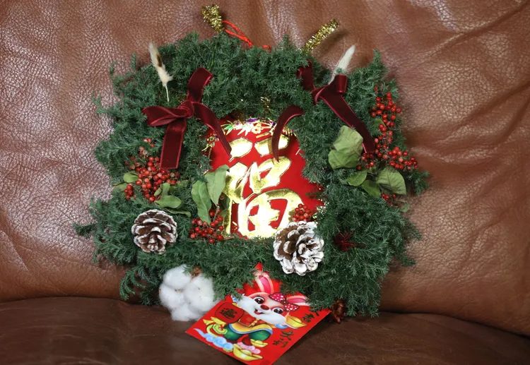 丁噹手工新年花藝布置，紅色與金色還有兔年元素，喜氣洋洋。陳明中攝