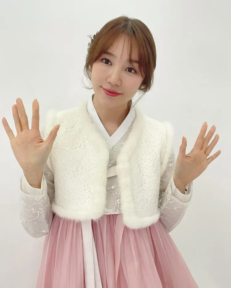 尹恩惠穿上粉色韓服向大家拜年。翻攝尹恩惠IG