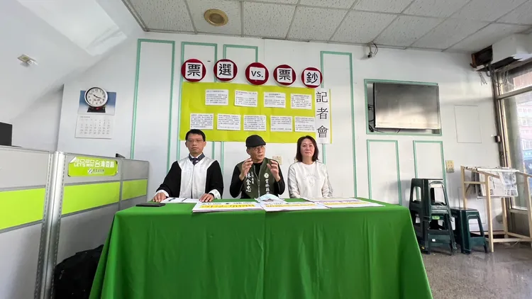 律師李文潔（左）指出若當選者直涉賄選證據明確，則遭判當選無效機率大升。魏嘉良攝