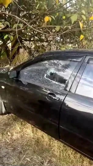 民眾愛車遭人毀損砸破車窗。車主提供