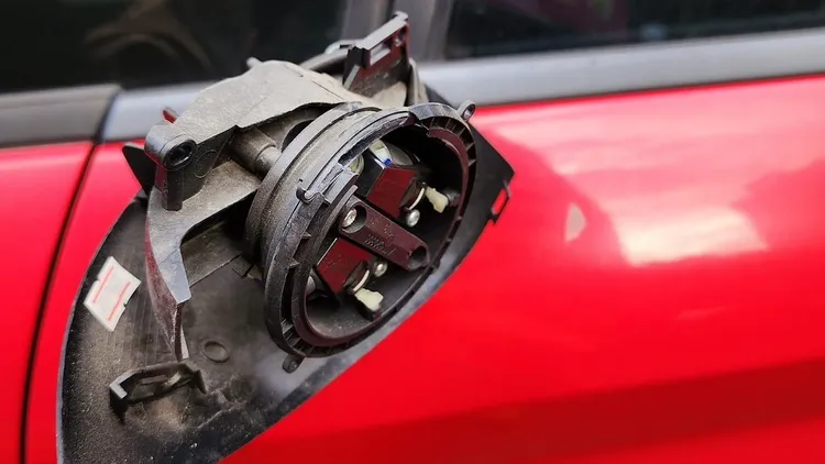 民眾車停公理路旁，後照鏡遭人毀損。翻攝臉書斗六人社交圈