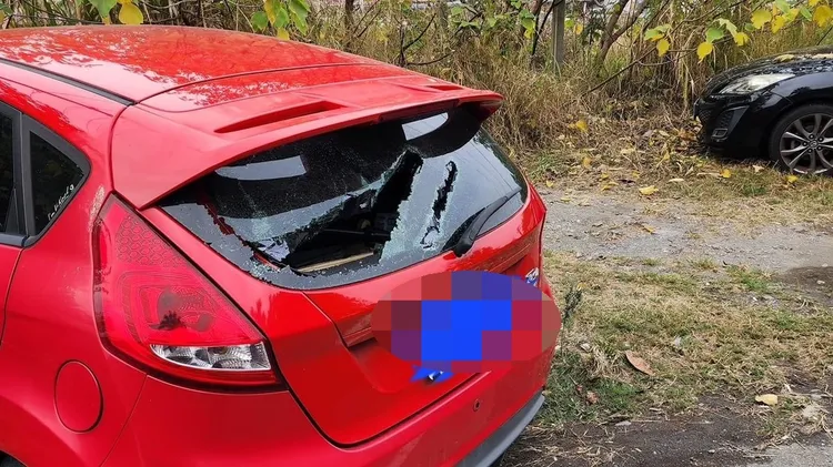 車主貼照分享慘痛遭遇，愛車後擋風玻璃遭人砸破。翻攝臉書斗六人社交圈