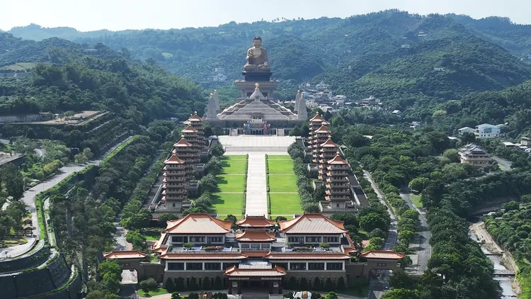 佛光山是佛教聖地，每年舉辦新春平安燈法會，都吸引許多民眾前往。侯昌騰攝