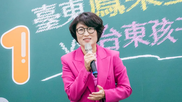 台東縣長饒慶鈴穿著粉紅色西裝，專業又饒富女性魅力。古和純攝
