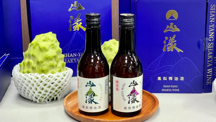 鳳梨釋迦酒一瓶內含10顆鳳梨釋迦，是近來鳳梨釋迦暢銷的加工商品之一。古和純攝