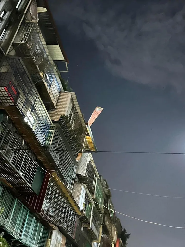 氣爆意外就發生在這棟公寓頂樓加蓋處。翻攝《中山大同陳怡君》