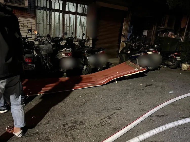 一樓地面還有氣爆震落的鐵皮。翻攝《中山大同陳怡君》