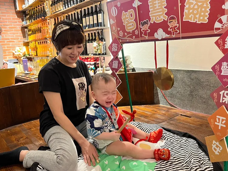 壯壯突然看到這麼多人不時嚇哭。趙大智攝