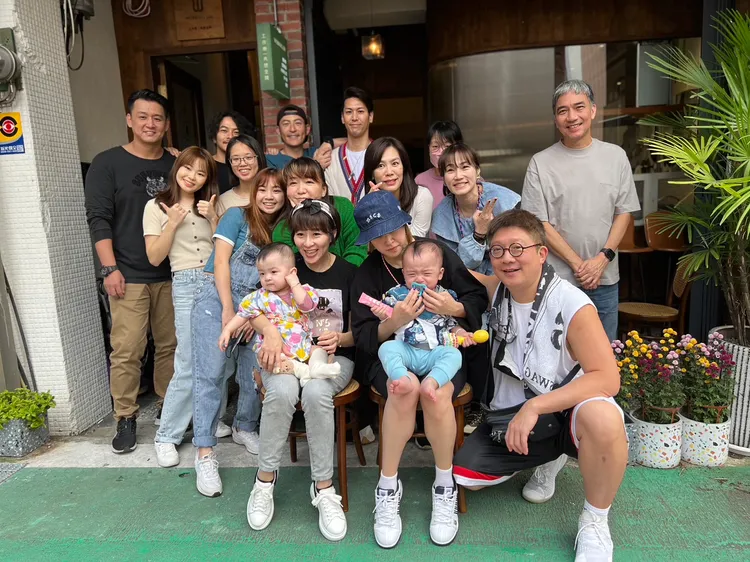 感人的好友們齊聚一堂為亮壯慶生。趙大智攝