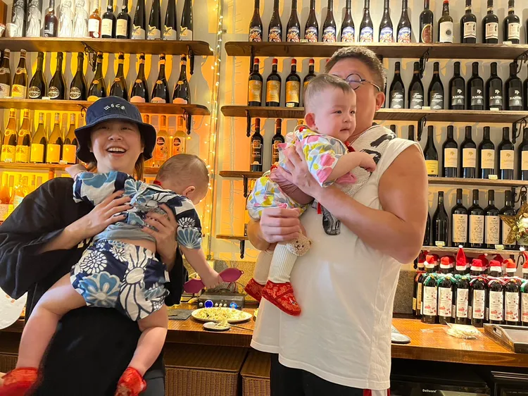 黃小柔（左）和老公王睿是雙胞胎的乾媽乾爹。趙大智攝