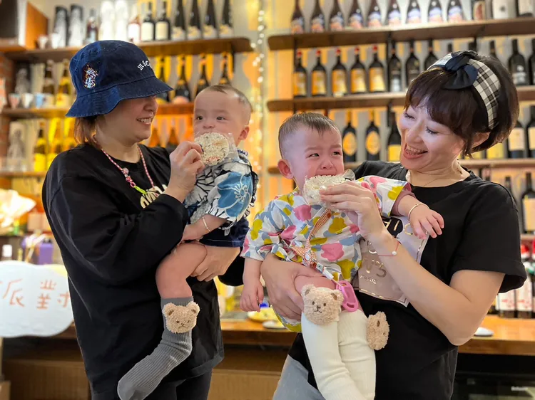 吃米餅討吉利。趙大智攝