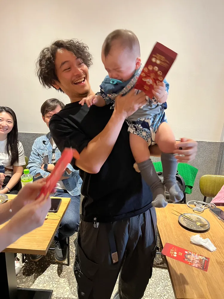 楊銘威發紅包。趙大智攝