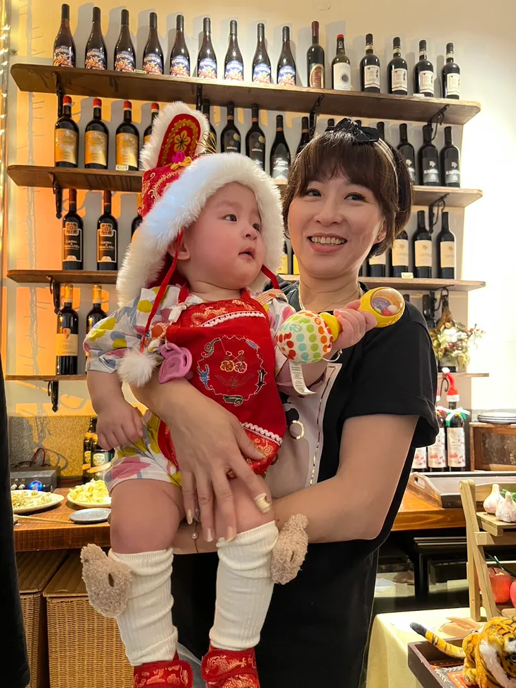 Patty抱著女兒亮亮。趙大智攝