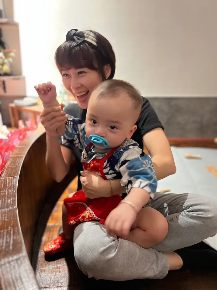 Patty抓壯壯的手對「粉絲」揮手。趙大智攝