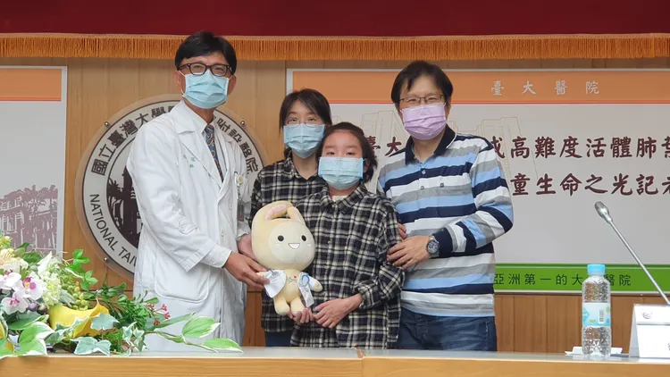 廖父廖母各捐出一半肺葉救回11歲愛女，左一台大醫院副院長賴逸儒。林芳如攝