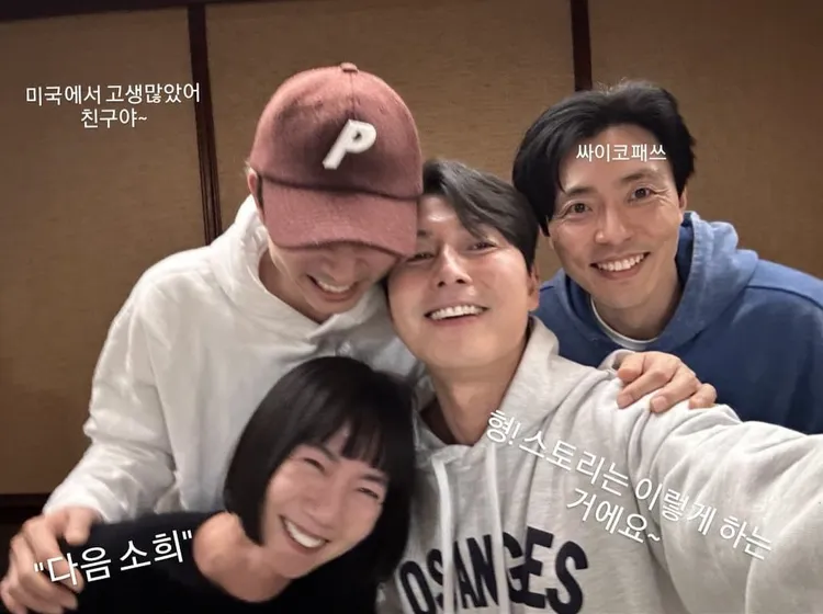 孔劉（後排左）看《黑暗榮耀》入戲太深，在李茂生（後排右）額頭打上「心理變態」，還向鄭雨盛（前排右）嗆聲IG限動要怎麼使用。翻攝孔劉IG