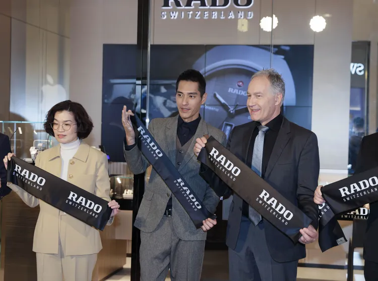 藍正龍（中）與RADO品牌總裁Adrian Bosshard（右）、台北101總經理朱麗文（左）一同為RADO新奇店開幕剪綵。彭欣偉攝