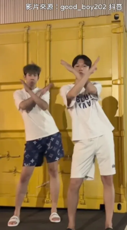 【半夜睡不著】提醒您：睡前禁喝含咖啡因飲料，可沖杯熱花茶有益入睡，好習慣讓你一夜好眠。抖音@good_boy202 提供