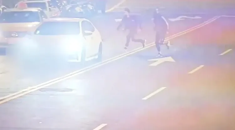 雙方在馬路上追逐。翻攝畫面