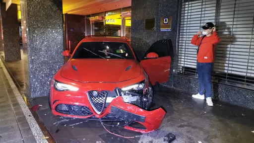 開哥哥500萬愛快轎跑打水漂 北市24歲男撞進騎樓波及2車