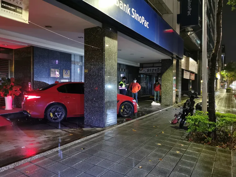 近500萬的轎跑失控撞進騎樓。陸運鋒攝