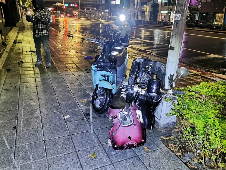 遭撞毀的機車。陸運鋒攝