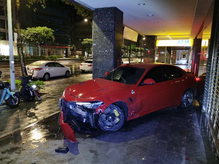轎跑失控衝進騎樓，車頭嚴重毀損。陸運鋒攝