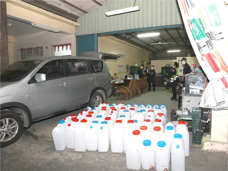 警方在民宅清運查扣證物。警方提供