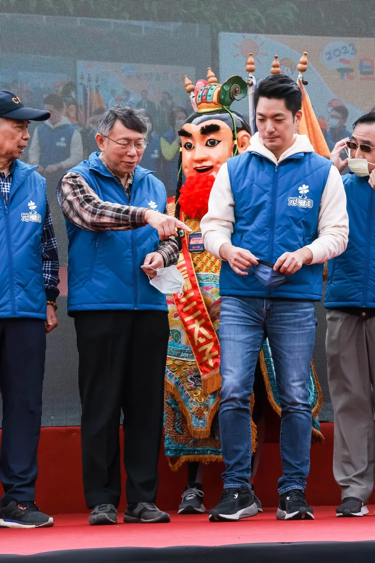 蔣萬安、柯文哲同台出席元旦健走。趙世平攝