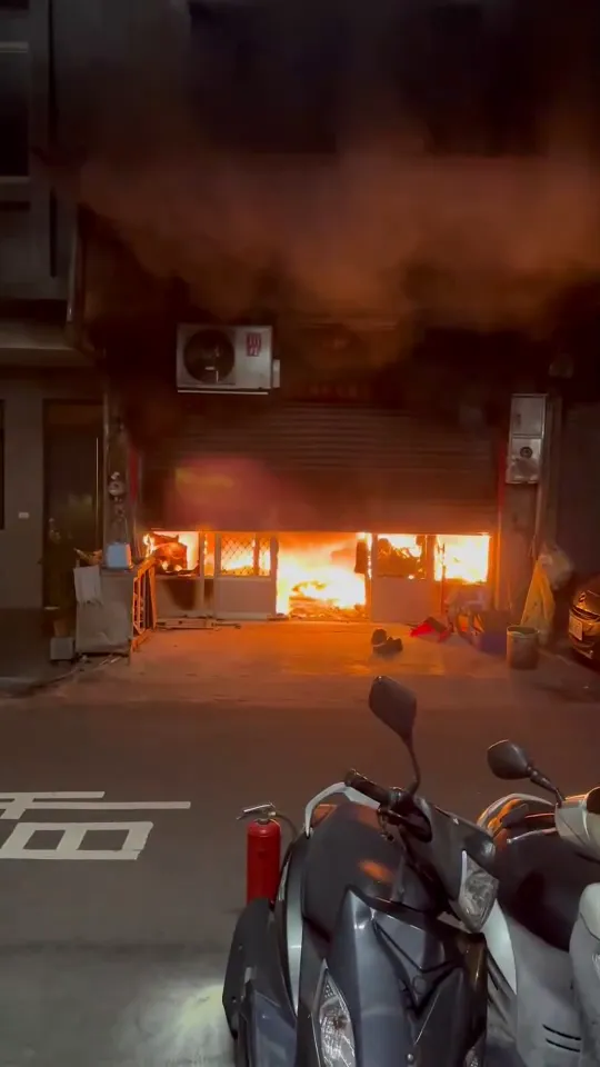 整棟透天厝陷入火海。民眾提供
