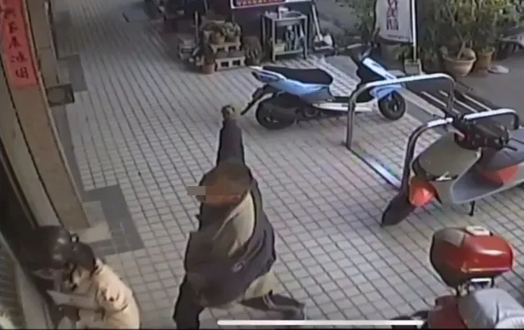 鄭男出拳。民眾提供