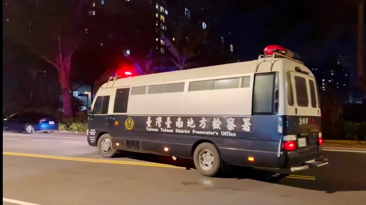 林士傑訊後遭裁定羈押禁見，被押往台南看守所。讀者提供