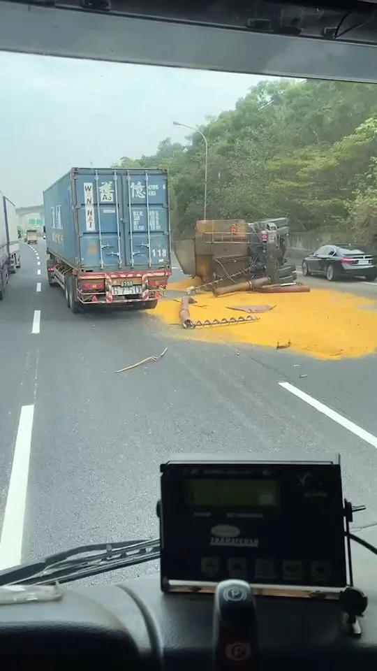 貨車翻覆玉米飼料灑落一地。翻攝自記者爆料網
