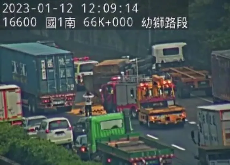 警方及消防人員到場救援。翻攝自高速公路1968APP