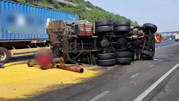 車上飼料灑落一地。國道警察局提供